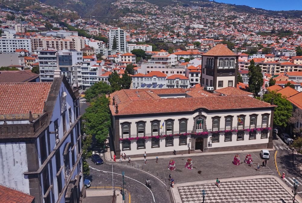 Largo do Colégio - Funchal - Madeira Island - Igreja do Colegio - Câmara Municipal do Funchal - Madeira Travel Guide - Madeira Island - Visit Madeira .jpg